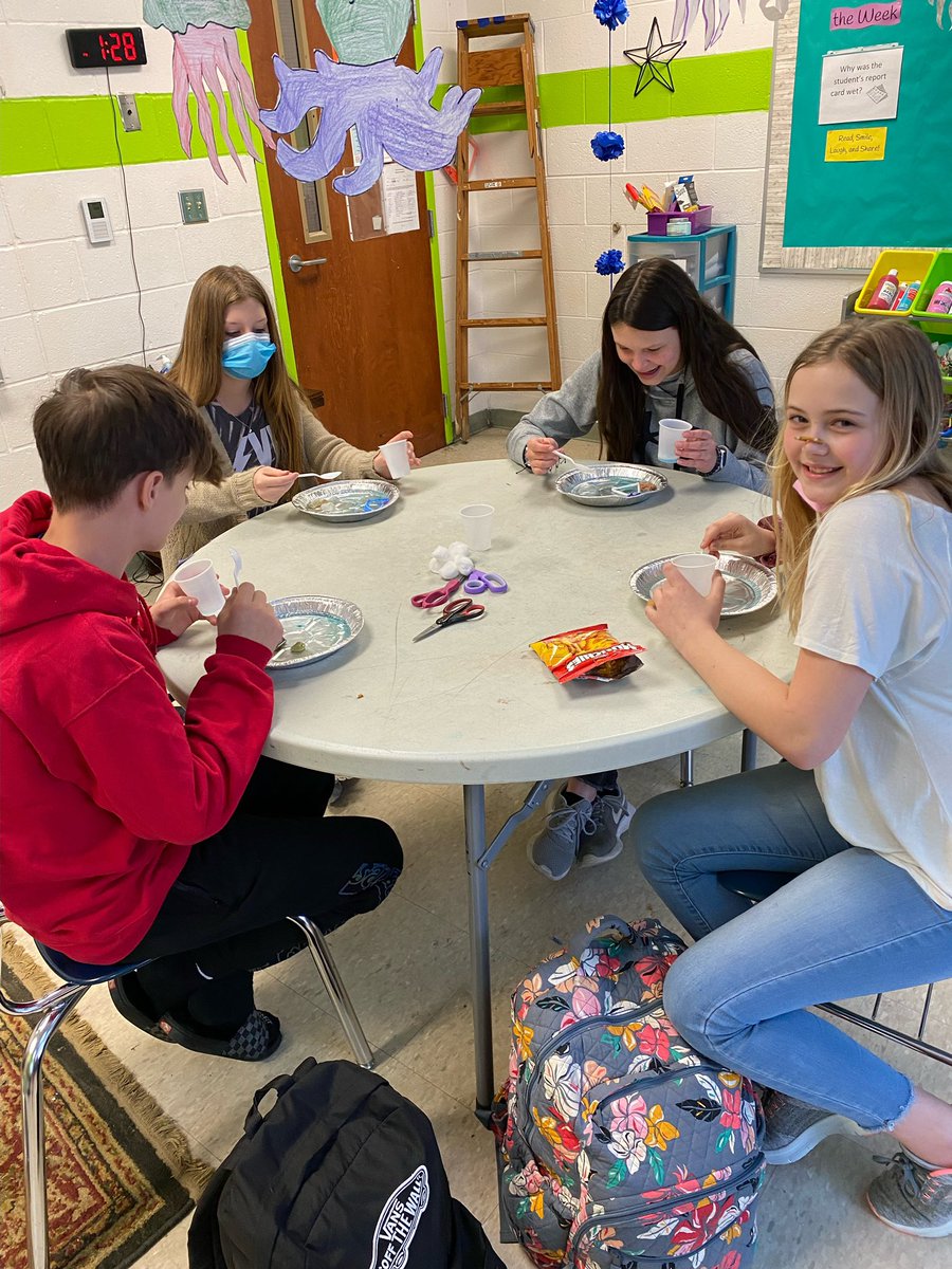 TweetDCS_DCMS's tweet photo. While studying all things oceans, our Jags also studied oil spills. They tried to figure out the best cleanup method. #TeamDCS #RealWorldProblemSolvers https://t.co/ECvRFCt6vS