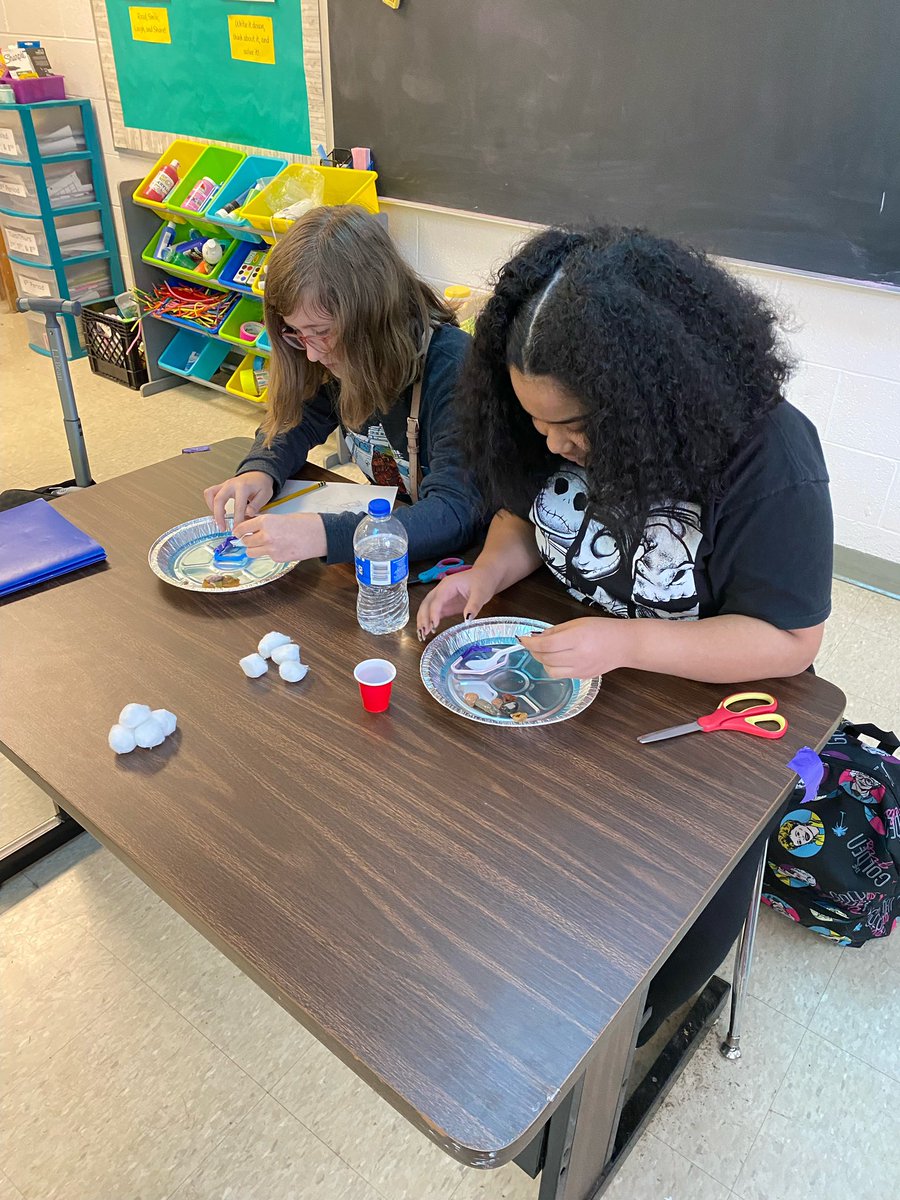 TweetDCS_DCMS's tweet photo. While studying all things oceans, our Jags also studied oil spills. They tried to figure out the best cleanup method. #TeamDCS #RealWorldProblemSolvers https://t.co/ECvRFCt6vS