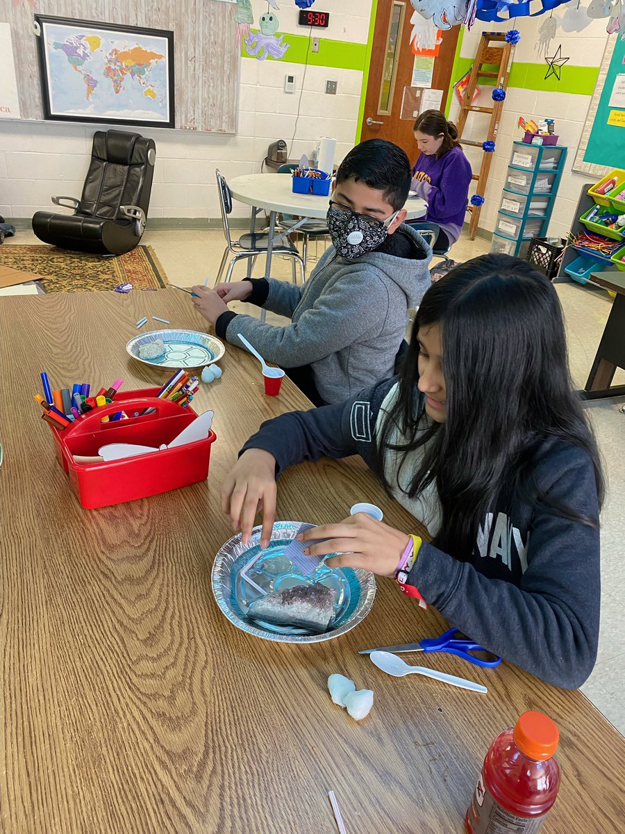 TweetDCS_DCMS's tweet photo. While studying all things oceans, our Jags also studied oil spills. They tried to figure out the best cleanup method. #TeamDCS #RealWorldProblemSolvers https://t.co/ECvRFCt6vS