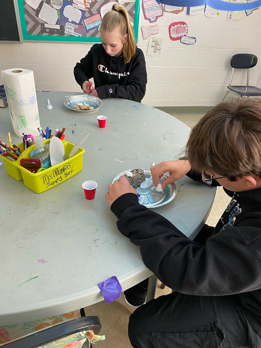 TweetDCS_DCMS's tweet photo. While studying all things oceans, our Jags also studied oil spills. They tried to figure out the best cleanup method. #TeamDCS #RealWorldProblemSolvers https://t.co/ECvRFCt6vS