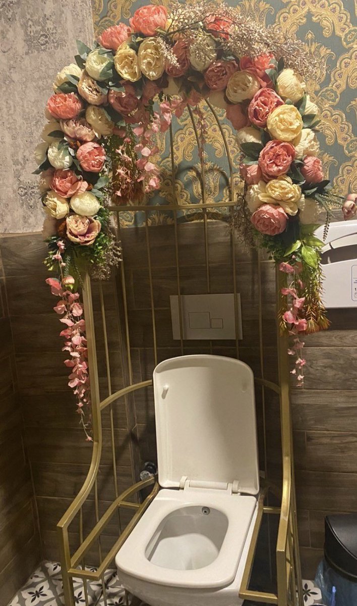 Maddy kapiyi yumruklarken cassie'nin tuvalette girdigi tripler