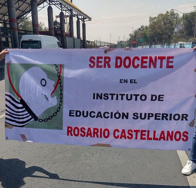Docentes se encuentran defendiendo sus derechos laborales, pues sus contratos son civiles. De la mano con estudiantes exigen: certeza laboral, claridad en el proceso de selección y contratación, así como mejores condiciones estudiantiles, por ejemplo, bibliotecas.