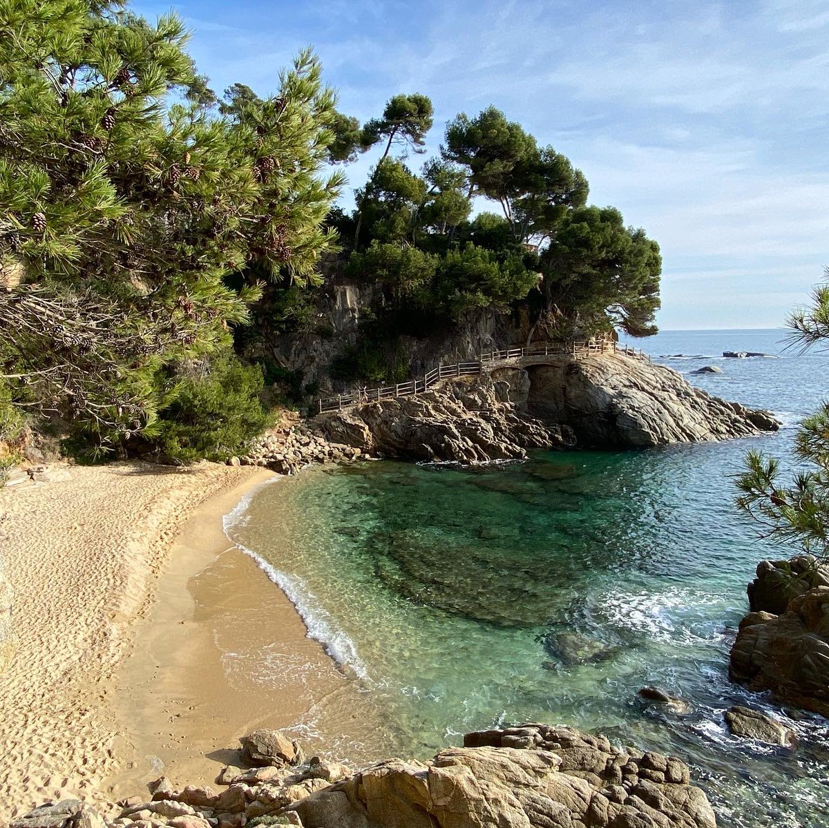 TorreLloreta's tweet photo. Als peus bambes comodes 👟 i a la motxila aigua 💦 i tovallola per si ens animem a banyar-nos 🏊🏽‍♀️😉.

Qui s’apunta 🙋🏽‍♀️?

#Catalunya #CostaBrava #CamideRonda https://t.co/0Y2ibZJoBe