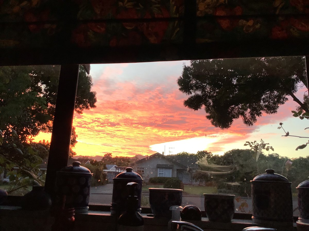 Miss 6 snapped a pic of #sunrise the morning and what a beauty it was #saturday #havelocknorth #autumn #sunrise #kidsphotography #kitchenwindowviews