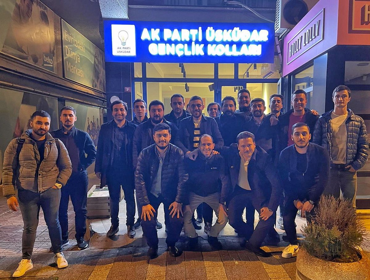 #AKGençÜsküdar Haftalık Olağan Teşkilat Birim Toplantımızı, Teşkilat Birim Başkanımız <a href="/kadircengiz24/">Kadir Cengiz</a> başkanlığında İlçe Başkanlığımızda gerçekleştirdik. Toplantı sonrası Üsküdar Belediye Başkan Yardımcımız Sn. <a href="/VYTaylan/">Vefa Yunus Taylan</a> teşkilatımızı ziyaret etti.