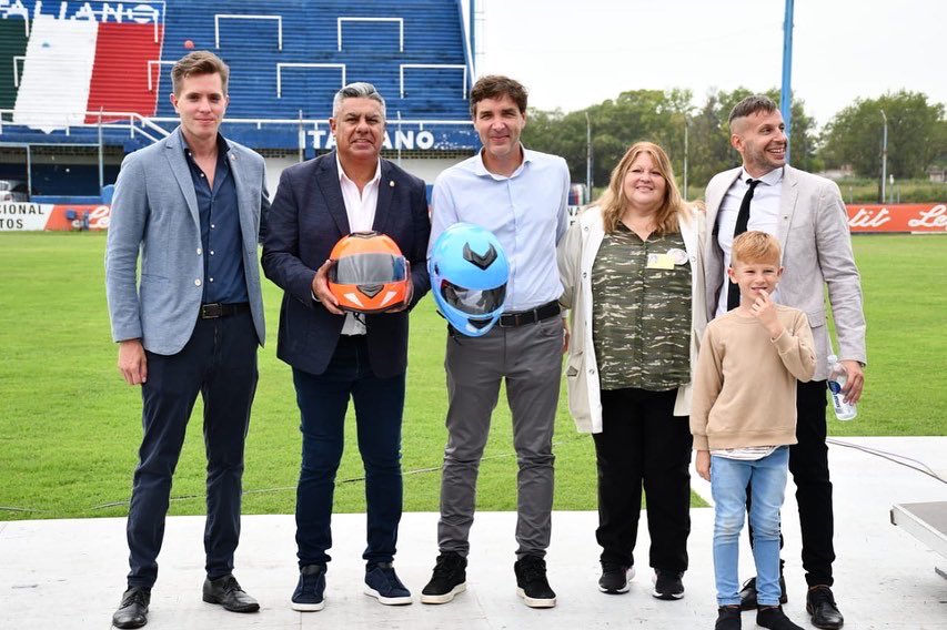 Hoy, en otra acción de la campaña “Usá Casco”, se llevó adelante la capacitación de más de mil jugadores y jugadoras de nuestros Clubes de la #PrimeraC . En el cierre, nuestro Presidente <a href="/tapiachiqui/">Chiqui Tapia</a> junto a <a href="/pmcarignano/">Pablo Martinez Carignano</a> realizaron la entrega de cascos a los/las asistentes.