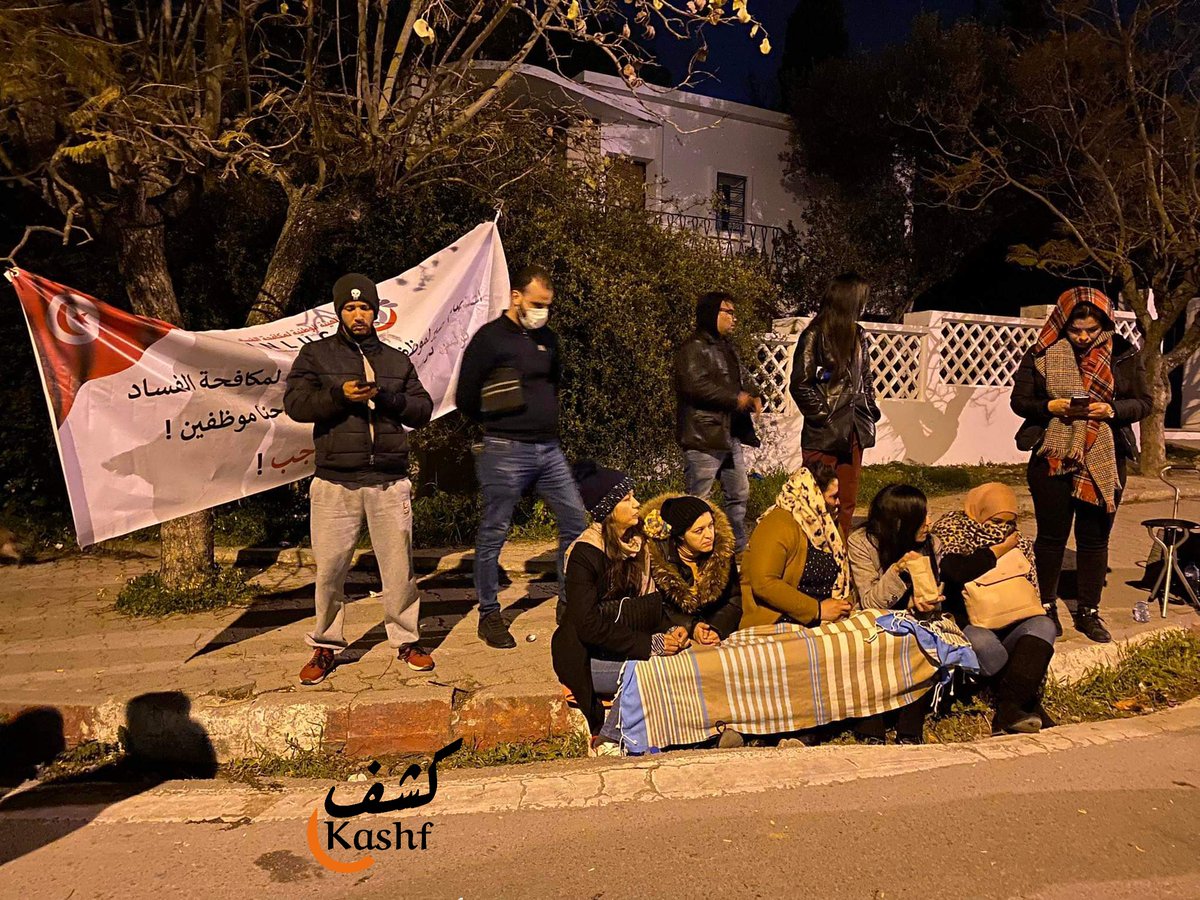 KashfMedia's tweet photo. يفترش حاليا موظفو الهيئة الوطنية لمكافحة الفساد العراء خلال اعتصامهم بالقرب من القصر الرئاسي بقرطاج، مطالبين رئيس الجمهورية #قيس_سعيّد بالتدخل لتسوية وضعيتهم الشغلية بعد قرار غلق الهيئة.
#كشف_مباشر 🟢
#INLUCC https://t.co/JvfsSBicJu