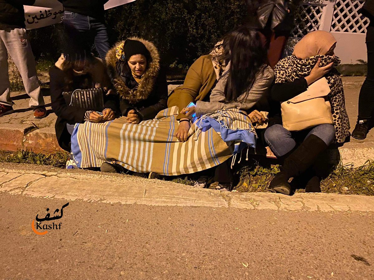 KashfMedia's tweet photo. يفترش حاليا موظفو الهيئة الوطنية لمكافحة الفساد العراء خلال اعتصامهم بالقرب من القصر الرئاسي بقرطاج، مطالبين رئيس الجمهورية #قيس_سعيّد بالتدخل لتسوية وضعيتهم الشغلية بعد قرار غلق الهيئة.
#كشف_مباشر 🟢
#INLUCC https://t.co/JvfsSBicJu