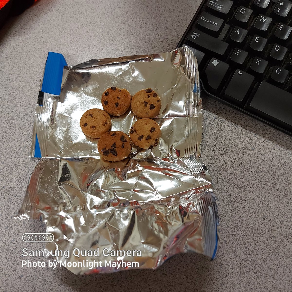 MayhemMoonlight's tweet photo. The risk you take when you buy a pack of cookies at the cookie factory outlet!
#notwhatiwasexpecting #atleastihavecoffee https://t.co/ig1QGdTJ6g