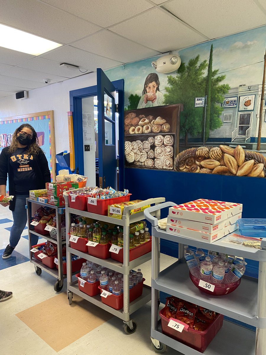 ekfrancoa's tweet photo. 🍿🍫🧃🍩world famous La Fe Prep tiendita! 🍩🧃🍫🍿 thank you Mrs. Rosas for stopping by our class! #mobiletiendita  @LaFePreparatory @RosasJacquelyn https://t.co/4MqDCNDYiM