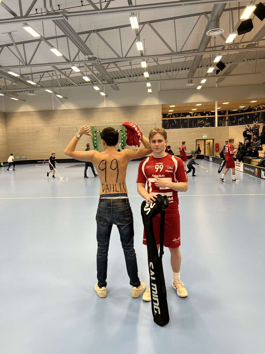joelek123's tweet photo. Han trivs, han mår bra och vi får en fortsatt trevlig helg framför oss! #99ärvår https://t.co/DbYB7FNxr3