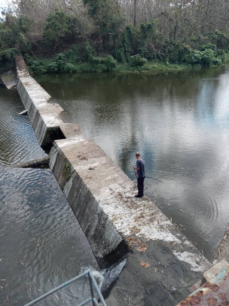 YuryCastaedaCa1's tweet photo. Este compañero, dedicado e incansable, limpia de churre y malezas arrastradas por las agua, el muro de contención que garantiza la altura necesaria en el cause del Río Yayabo para efectuar la captación de la Planta Potabilizadora del mismo nombre. #VamosPorMás https://t.co/RBHcBuE5f6