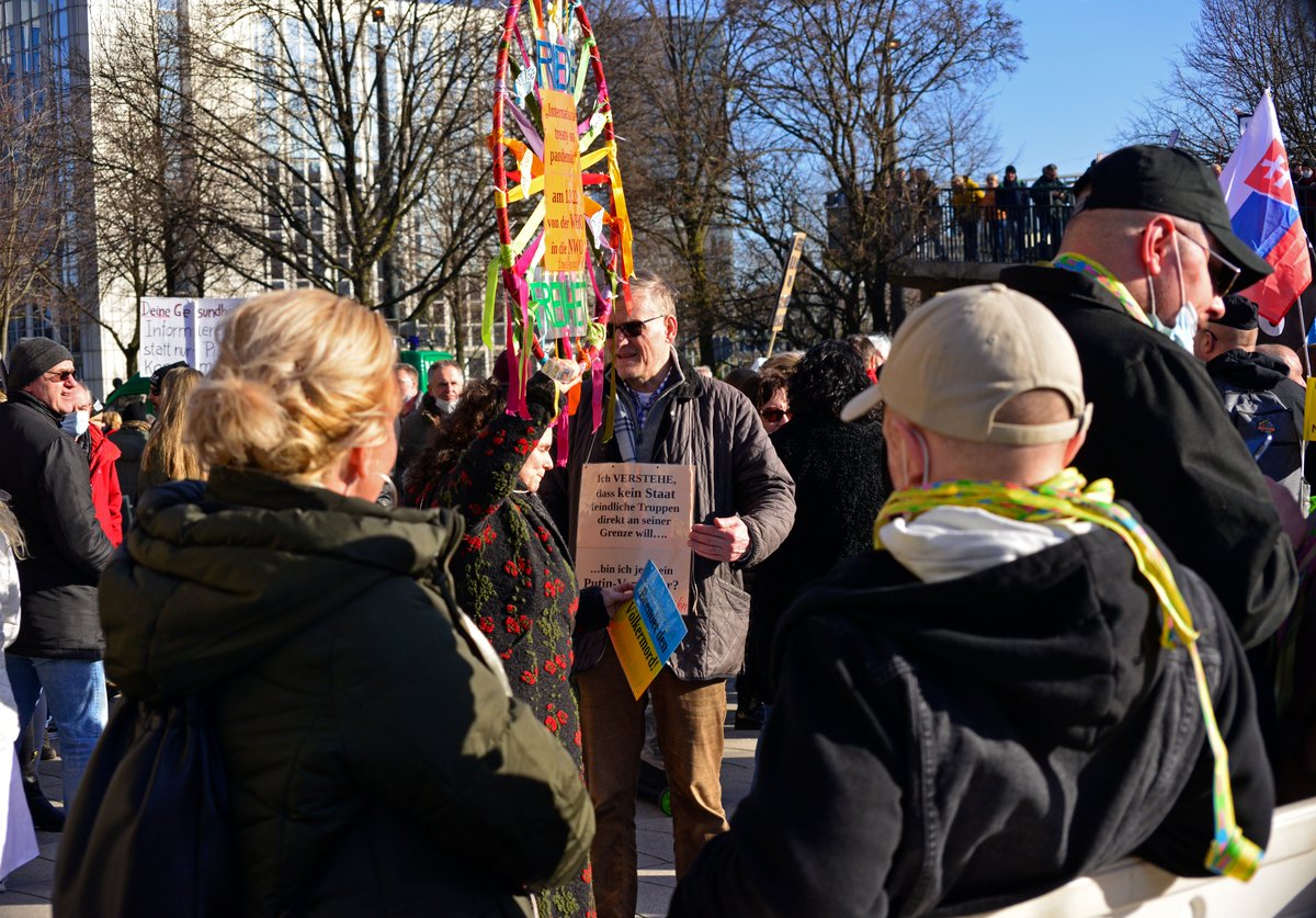 Alerta0211's tweet photo. Ein Pandemielugner übernimmt angeblich "Eigenverantwortung", während Anna G. den Beginn der NWO am 01.03. herbeiwähnte . Zu Beginn des Aufzugs erneut "Medizinisches Personal" in Kleidung aus dem Karnevalsshop und das übliche Geblubber über einen "Great Reset". #dus2602 https://t.co/XOFkxg2wCq