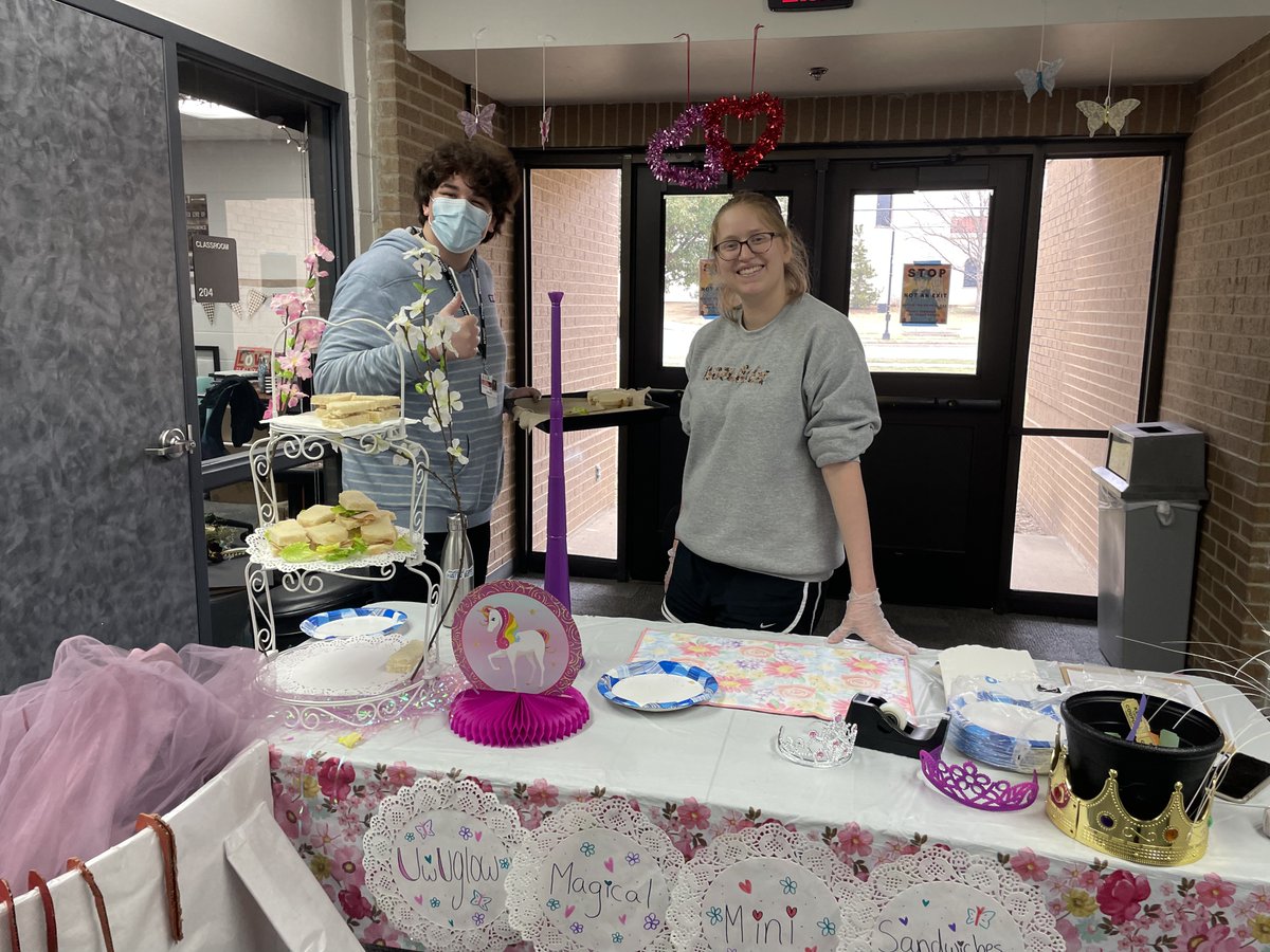 GraceM_NTHC's tweet image. UwUglow had a blast at #SnackerChallenge2022 today! Very proud of my wonderful networking for winning Marketing Masters! Here&apos;s some pictures from today including some of the winners of our beauty pageant!