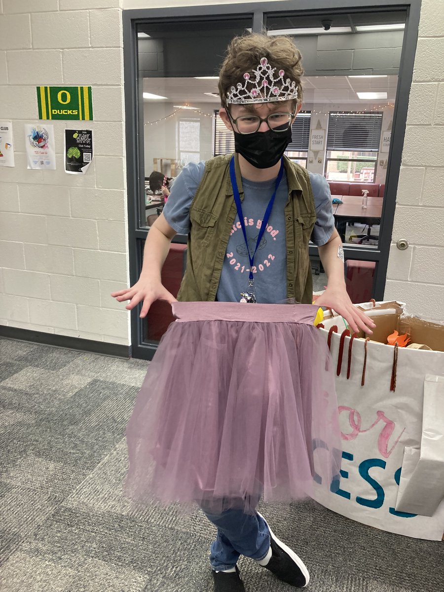 GraceM_NTHC's tweet image. UwUglow had a blast at #SnackerChallenge2022 today! Very proud of my wonderful networking for winning Marketing Masters! Here&apos;s some pictures from today including some of the winners of our beauty pageant!