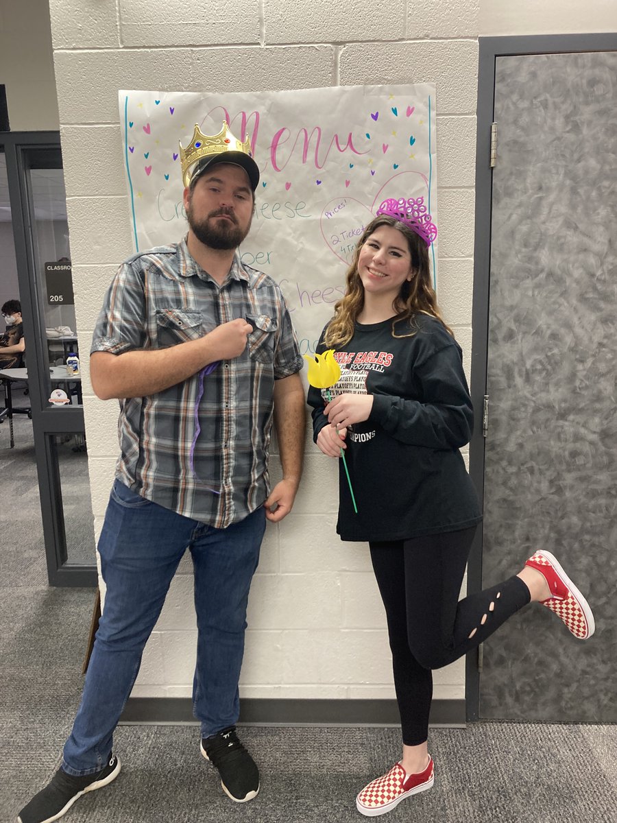 GraceM_NTHC's tweet image. UwUglow had a blast at #SnackerChallenge2022 today! Very proud of my wonderful networking for winning Marketing Masters! Here&apos;s some pictures from today including some of the winners of our beauty pageant!