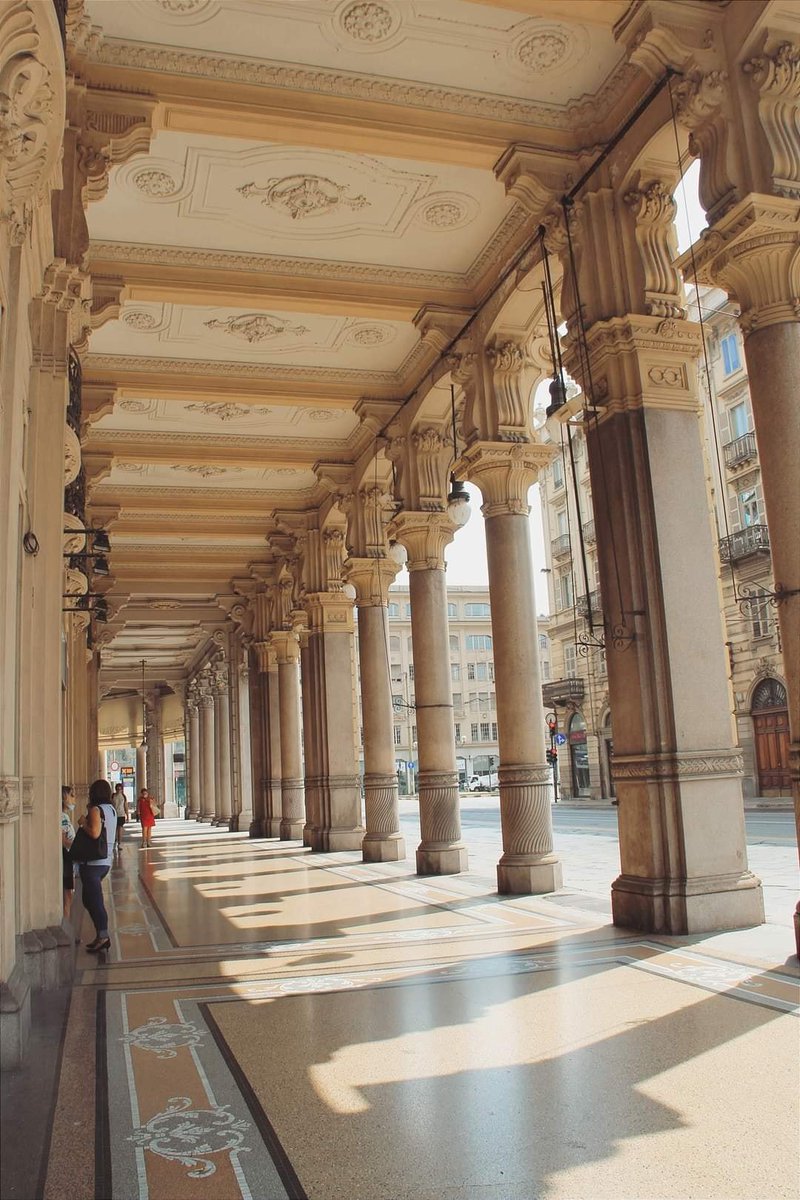 Stupendi portici di via Cernaia ( Torino centro città a due passi da piazza Solferino)
(La Vinci)