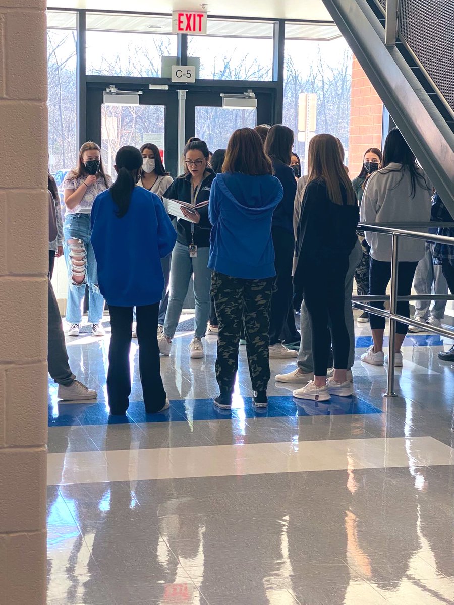 MrsClearyReads's tweet photo. Such a fun impromptu chorus concert in 8th block today! 🎵 Thanks for letting us sit in on your rehearsal. Grateful for good stairwell acoustics &amp; that we got to see @LightridgeSings in their element—you sounded amazing. Good luck at your upcoming assessment 💙💛 https://t.co/qwwu2A8UVq