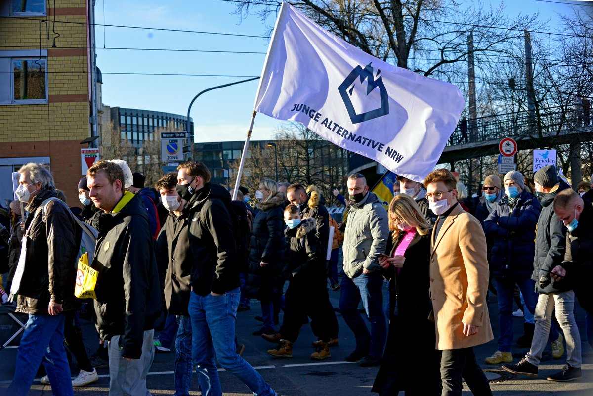 Alerta0211's tweet photo. Wo die "QAnon" Verschwörungserzählung zelebriert wird, sind die "Junge Alternative" und Schlandlappen nicht weit. Ein Teilnehmer schaffte nur wenige Meter der Strecke, bevor er sich dann nebst Bierdose bereits in einer polizeilichen Maßnahme befand. Warum das denn nur? #dus2602 https://t.co/3SH8tttTro
