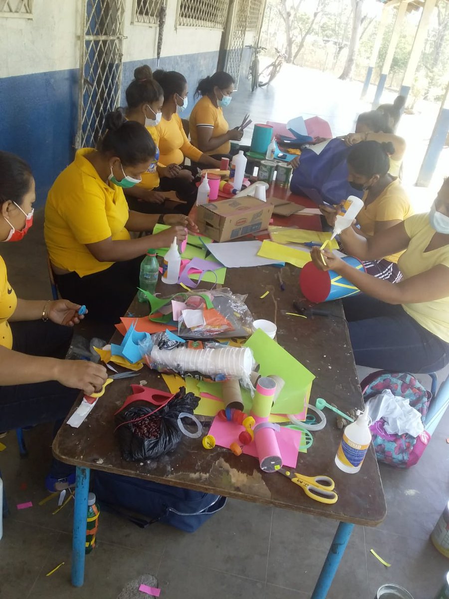Docentes y educadoras del municipio de Quilalí, elaborando instrumentos musicales con recursos del medio con la finalidad de actualizar y evolucionar su práctica pedagógica para potenciar las habilidades de las dimensiones del desarrollo infantil.
#EnVictoriasEducativas