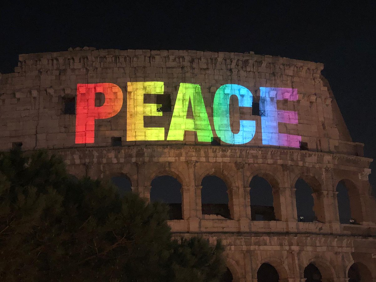 Greenpeace_ITA's tweet photo. 🏳️‍🌈PEACE! PACE!
Sul Colosseo il nostro messaggio di pace e solidarietà per l’Ucraina. 

Give peace a chance. 
#peace https://t.co/O9yRq7JVH1