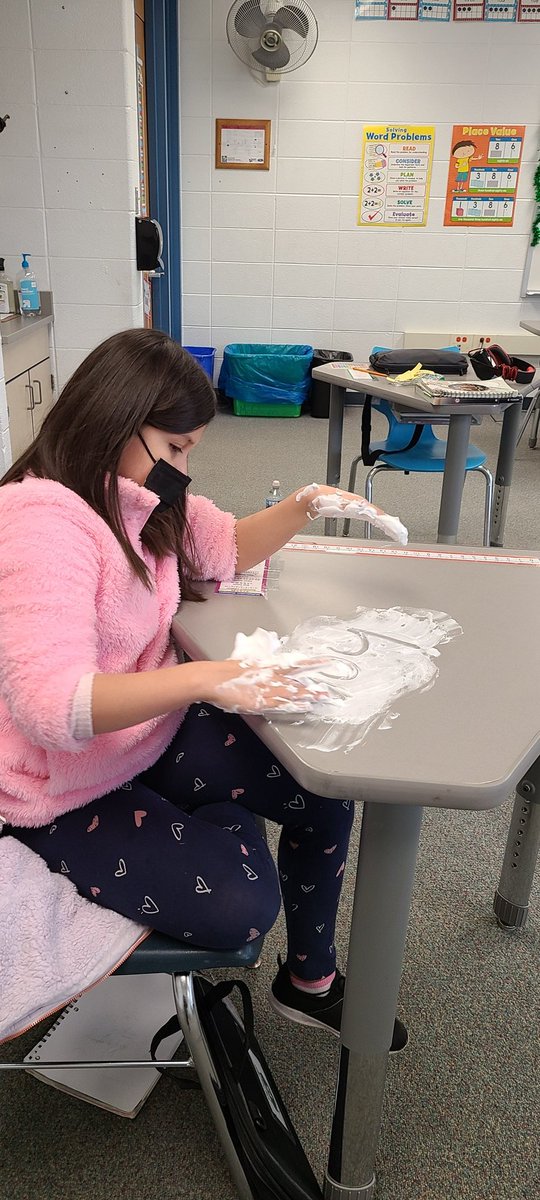 HeatherLiputVV's tweet photo. Shaving cream fun with sight words. #spellingfun @HeatherLiputVV @VV_Voyagers https://t.co/qC4MpUa0s0