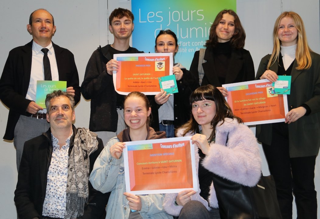 BenmiloudKarim's tweet photo. Hier, j'étais à Saint-Saturnin (63) pour remettre les prix des concours organisés lors de la Biennale d'art "Les jours de Lumière" à laquelle ont participé 1.120 élèves sur le thème Visages & Paysages.
🖍️concours de dessin
📸 concours photo
🖼️concours de la critique d’art
#100EAC https://t.co/MHgihW8WeU