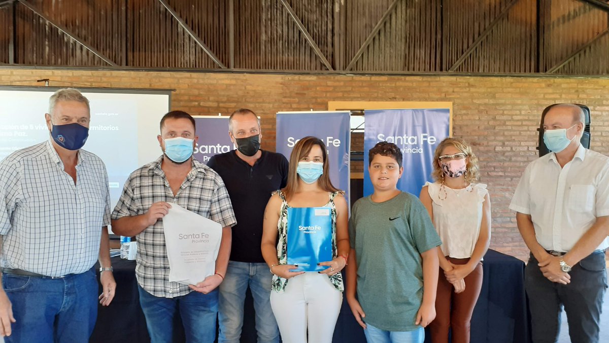 EstrellaScolari's tweet photo. 📍 Además entregamos e inauguramos viviendas construidas bajo el programa #LotePropio que ejecuta @GobSantaFe en municipios y comunas. 

#SantaFeProvincia https://t.co/kGdbqTkkVJ
