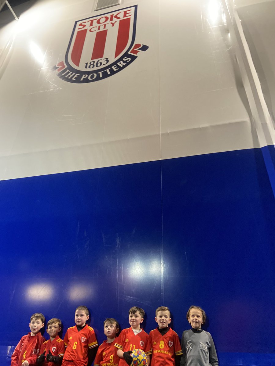 Great experience tonight for the boys down at <a href="/stokecity/">Stoke City FC</a> proving they can absolutely do it on a cold windy night at Stoke 🙌🏻⚽️. Thanks to <a href="/stokecity/">Stoke City FC</a>  for hosting us. #WeAreNetherton <a href="/Netherton_JFC/">Netherton JFC</a>