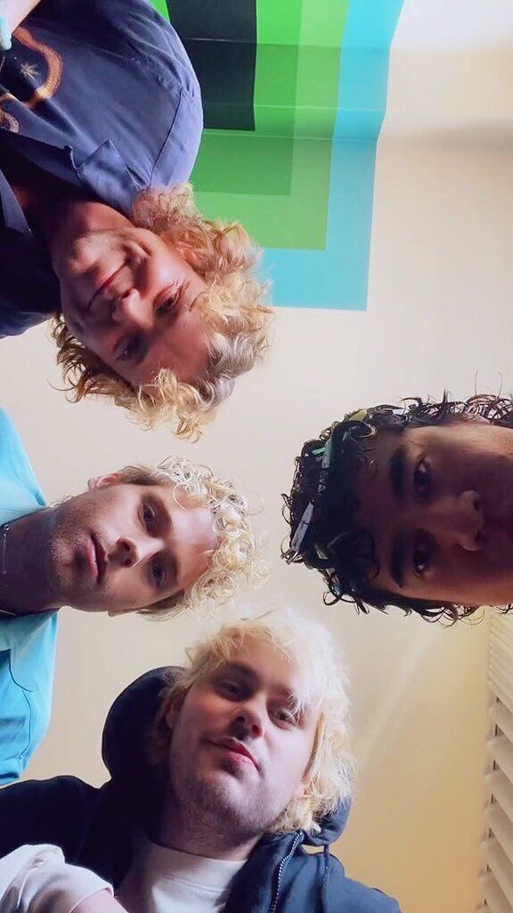 ASÍ VAN A VER MI CADAVER SI NO VIENE 🥺#5SOSComeBackToChile