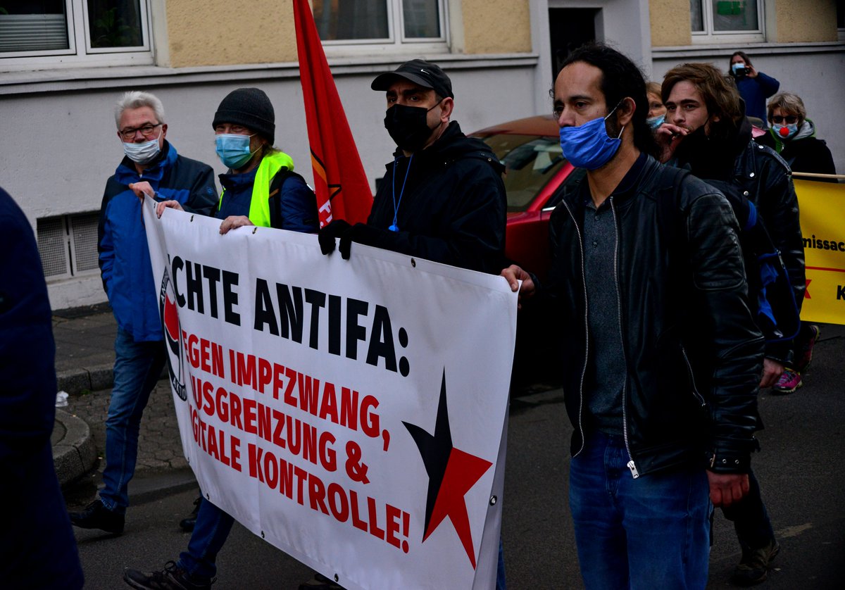 Alerta0211's tweet photo. Um die Scheinheiligkeit der Demos noch einmal herauszustellen: Es laufen (angebliche) Pllegekräfte vorne weg (Bild 1), ein brauner Bruder der extrem-rechten Bruderschaft Deutschland" (Bild 2) in der Mitte, am Ende eine (garantiert nicht) "echte Antifa" (Bild 3) #dus2602 https://t.co/ievg441p03