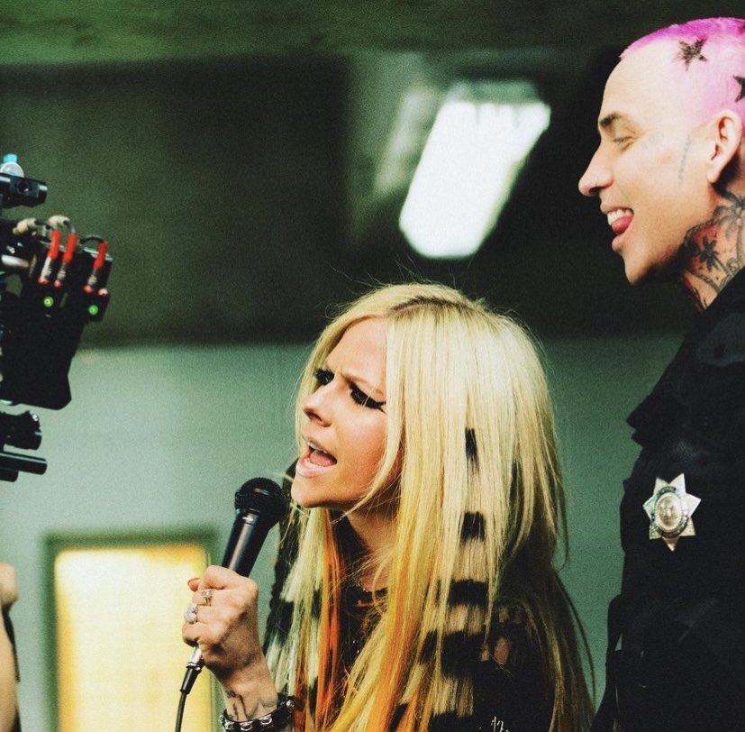 AvrilSpain's tweet photo. Mañana tendremos el videoclip de #LoveItWhenYouHateMe https://t.co/Hw3NB0ZMKk