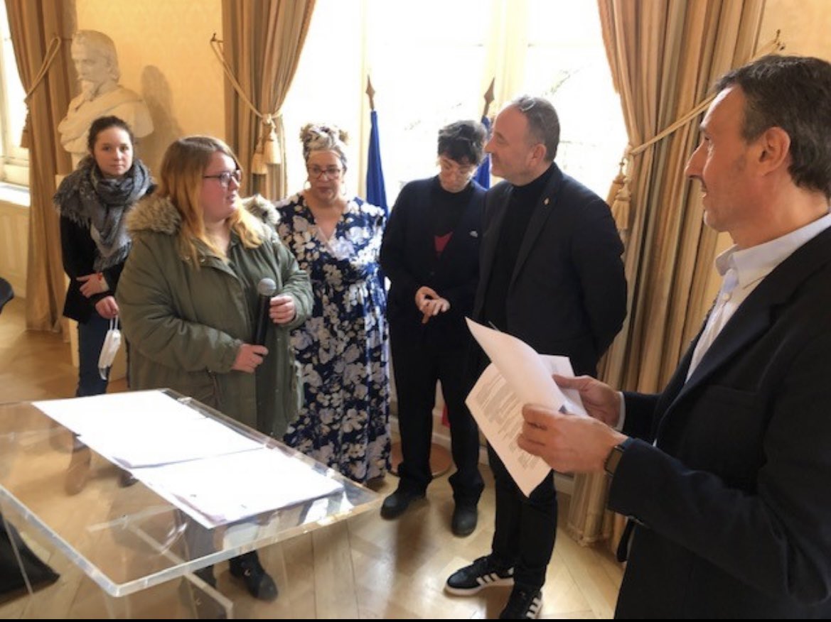 de_Marco_v's tweet photo. Ce vendredi avait lieu la remise des prix régionaux des Trophées Métiers pour Elles de @afpa_cvdl dans les salons de l’hôtel de Ville de Bourges. Monsieur le Maire @yanngalut a remis en main propre à nos trois lauréates Jennifer,Manon et Ophélie leur trophée. https://t.co/QDjShSdsHa