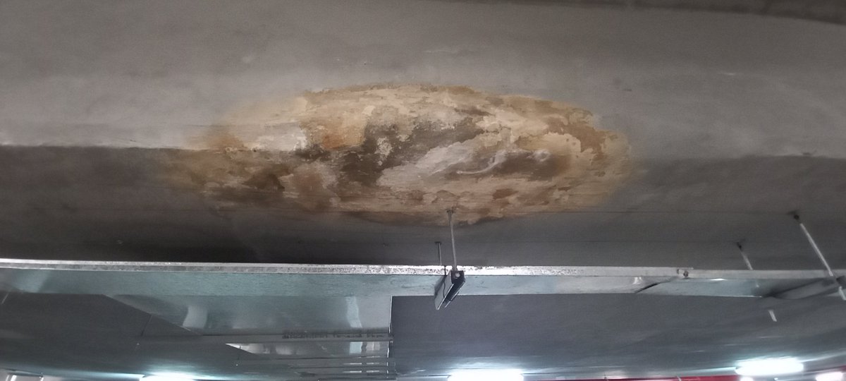 Pdeg18's tweet photo. Sector 1 eba abandono total. A estrenar vs lo que te entregan. En cualquier momento se nos cae el techo de las cocheras y nadie responde nada. Tapan con chapas!!! De solución al sector ya @lucianoscato @jorgeferraresi @JPNegroARQ @MinHabitatAR @Cosud1970   @BancoHipo @Procrear https://t.co/yxjJminKdu