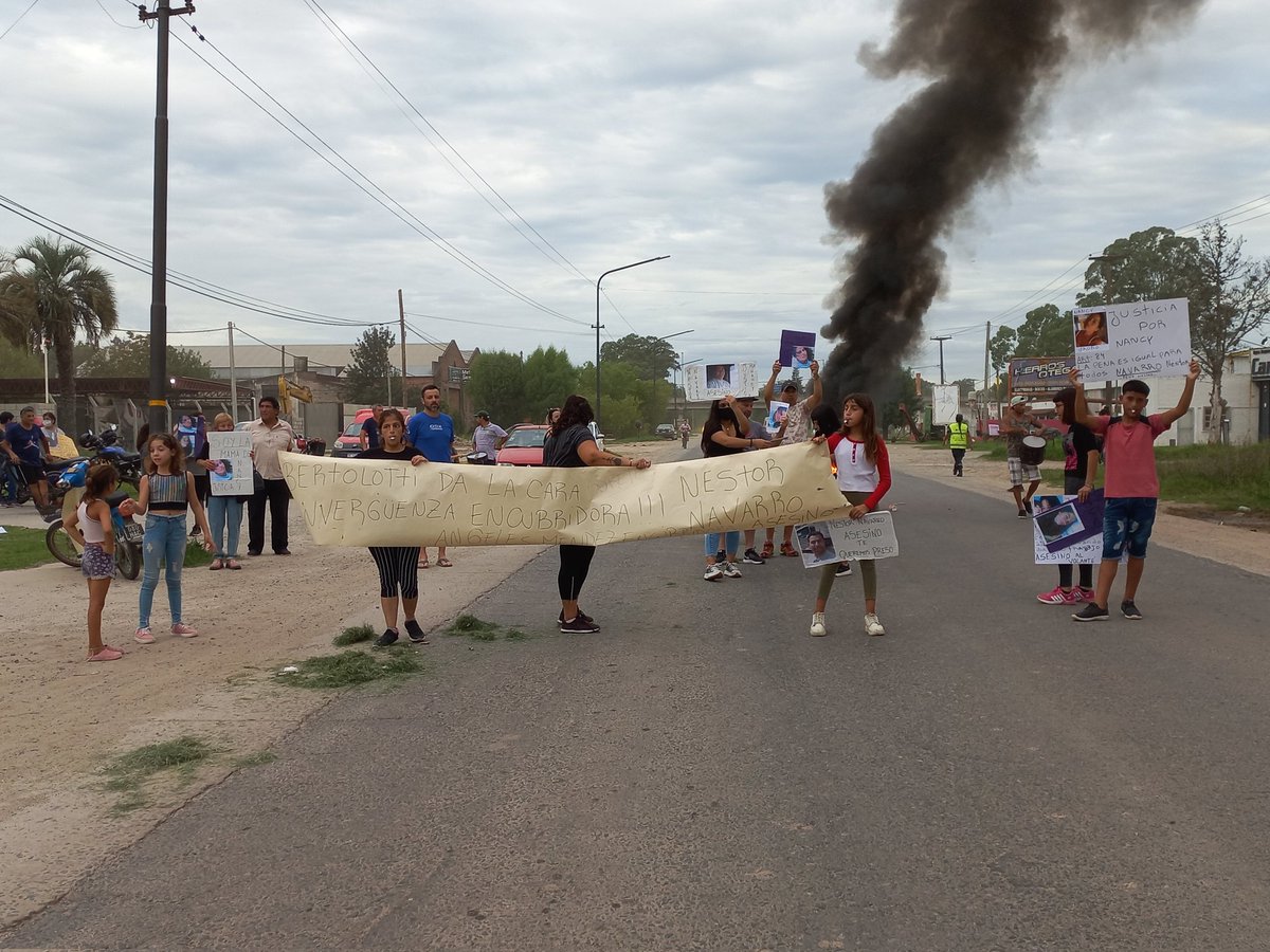 #Ahora en #Chascomús Manifiestan familiares y allegados de Nancy Oroño tras siniestro vial en pedido de justicia. 

Acceso a Chascomús por Av. Alfonsín interrumpida. 

<a href="/elcronista11/">elcronista</a>