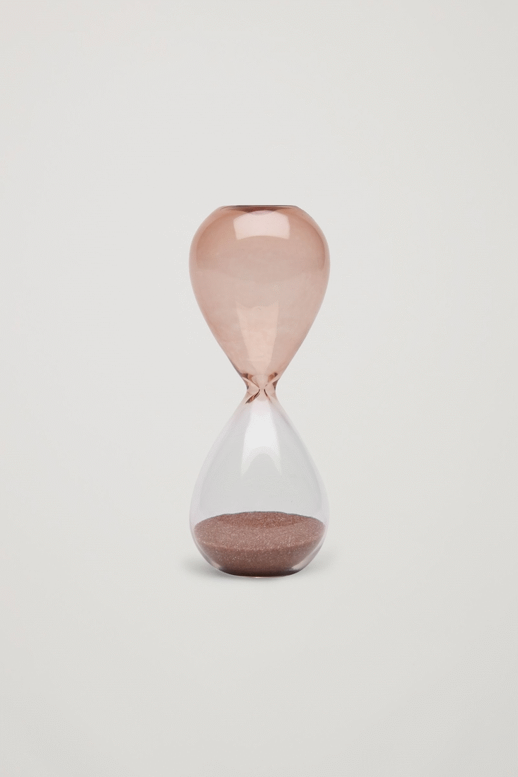 faz hoje uma semana que um louco resolveu acabar com o mundo ...aos poucos ...cruelmente... colocou o mundo em contagem decrescente ...
Faz hoje uma semana que um monstro de nome # Putin ...resolveu  mostrar ao mundo o quão baixo e nojento pode ser o ser humano ou espécie dele