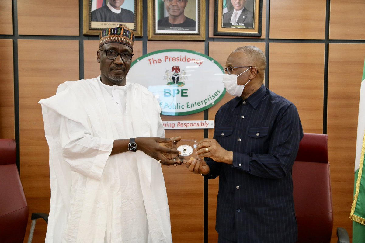 BPENigeria's tweet photo. Group Managing Director (GMD) of the Nigerian National Petroleum Company Limited(NNPCL),Mallam Mele Kolo Kyari(l) receives a souvenir from Director General of the Bureau of Public Enterprises (BPE),Mr.Alex.A.Okoh during a courtesy visit by the former. #nnpcgroup https://t.co/Coz4WZyIIh
