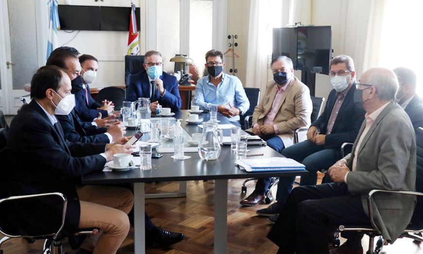felipemichlig's tweet photo. Senadores #UCR mantuvimos una positiva reunión con el ministro @jorgelagna para plantear necesidades departamentales en materia de seguridad. Asimismo acordamos trabajar en el mejoramiento del sistema legal para prevenir delitos y el narcotráfico. +Info: https://t.co/cqa1FF0AIp https://t.co/86cK4ufTfK
