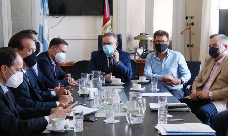 felipemichlig's tweet photo. Senadores #UCR mantuvimos una positiva reunión con el ministro @jorgelagna para plantear necesidades departamentales en materia de seguridad. Asimismo acordamos trabajar en el mejoramiento del sistema legal para prevenir delitos y el narcotráfico. +Info: https://t.co/cqa1FF0AIp https://t.co/86cK4ufTfK