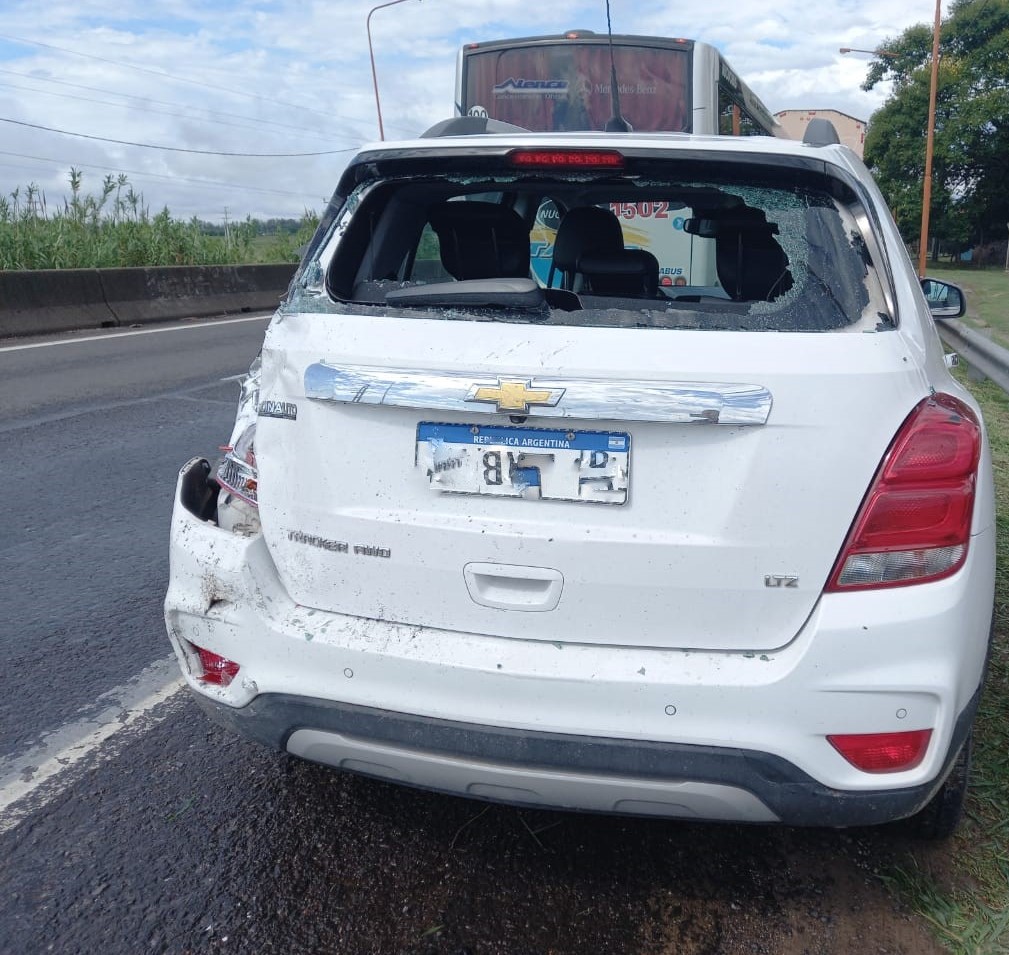 LucasEPayetta's tweet photo. Accidente de tránsito en Ruta Nacional N° 168 antes del ingreso a La Guardia, entre un camión, un Chevrolet Tracker, conducido por una mujer que venía con sus dos hijos menores de edad y un colectivo #Etacer. Fue trasladada al #Cullen una joven de 25 años por un golpe en su cara. https://t.co/ErpDzScdH8