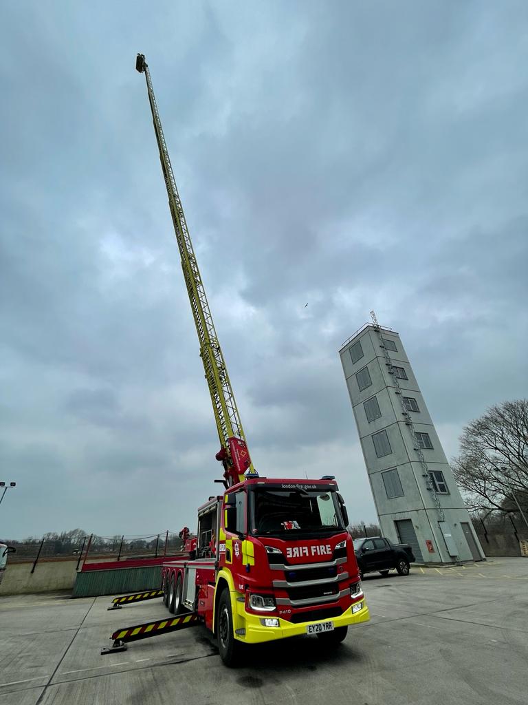 LFBEnfield's tweet photo. #Edmonton White Watch visited @LFBBarkDag yesterday to try out the 64m TL stationed at #Dagenham. Thank goodness it wasn't windy! #Headforheights #TurntableLadder #Training https://t.co/6Tn8O6l2kD