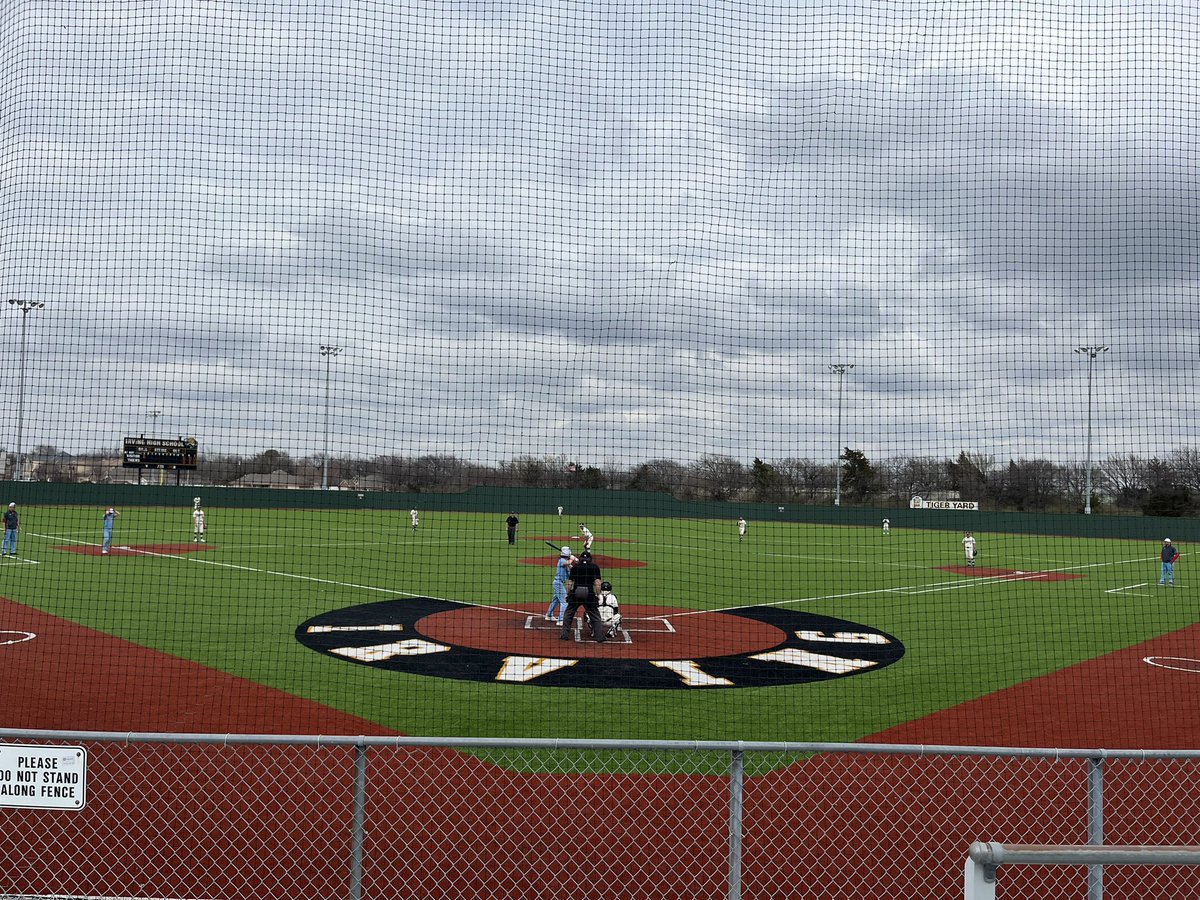 MrsAMartin's tweet photo. Proudly supporting our Irving High School baseball team. Nice field. Go Tigers! @Irving_Baseball @IrvingHigh https://t.co/QhEQKXsQt1