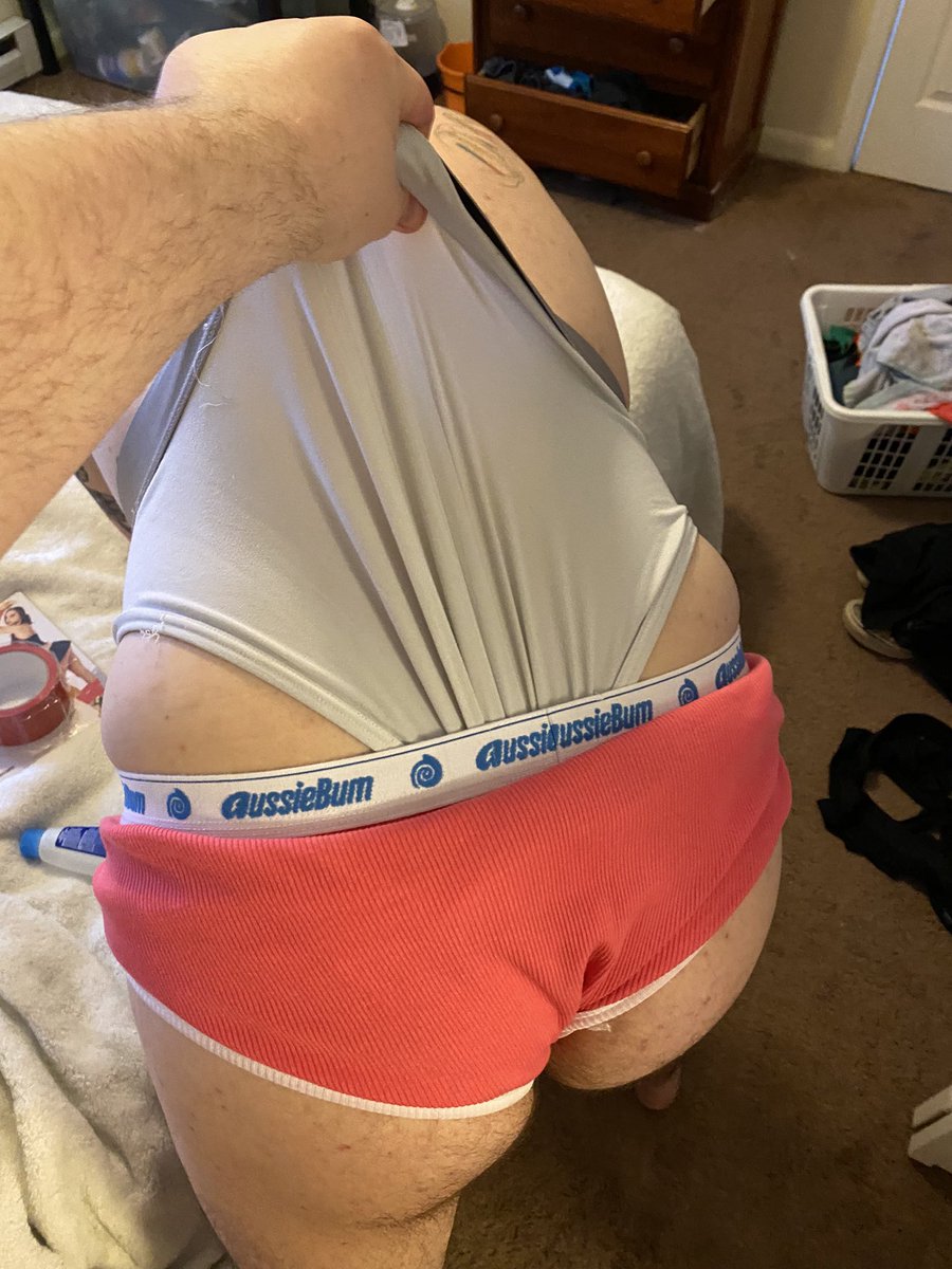 SecretPornPage's tweet photo. WEDGIE FIGHTTTTTT!!! Watching two nerds fight might be my new fav thing 😂 loser got a swirly I’ll let y’all guess who lost 😈
•
•
•
#wedgie #wedgieboy #wedgiefight #shoulderwedgie #frontalwedgie #wedgienerds #wedgiebully https://t.co/otXrENysCD