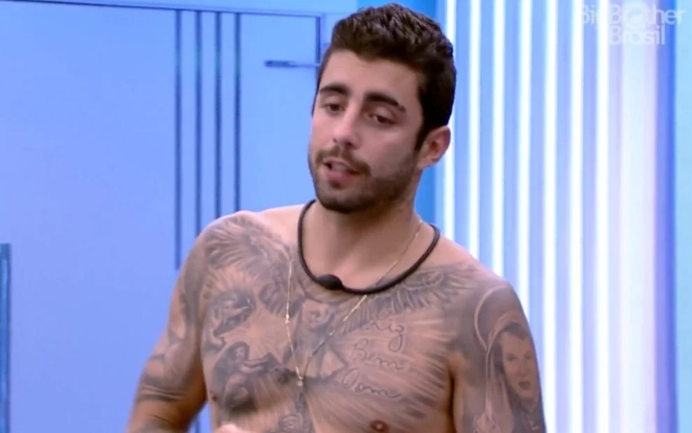 NoticiasdaTV's tweet photo. Scooby ignora Eli e planeja paredão surpresa no #BBB22: 'Está na hora de ir' > https://t.co/kbZk0XY7oM https://t.co/txhKffv1TO