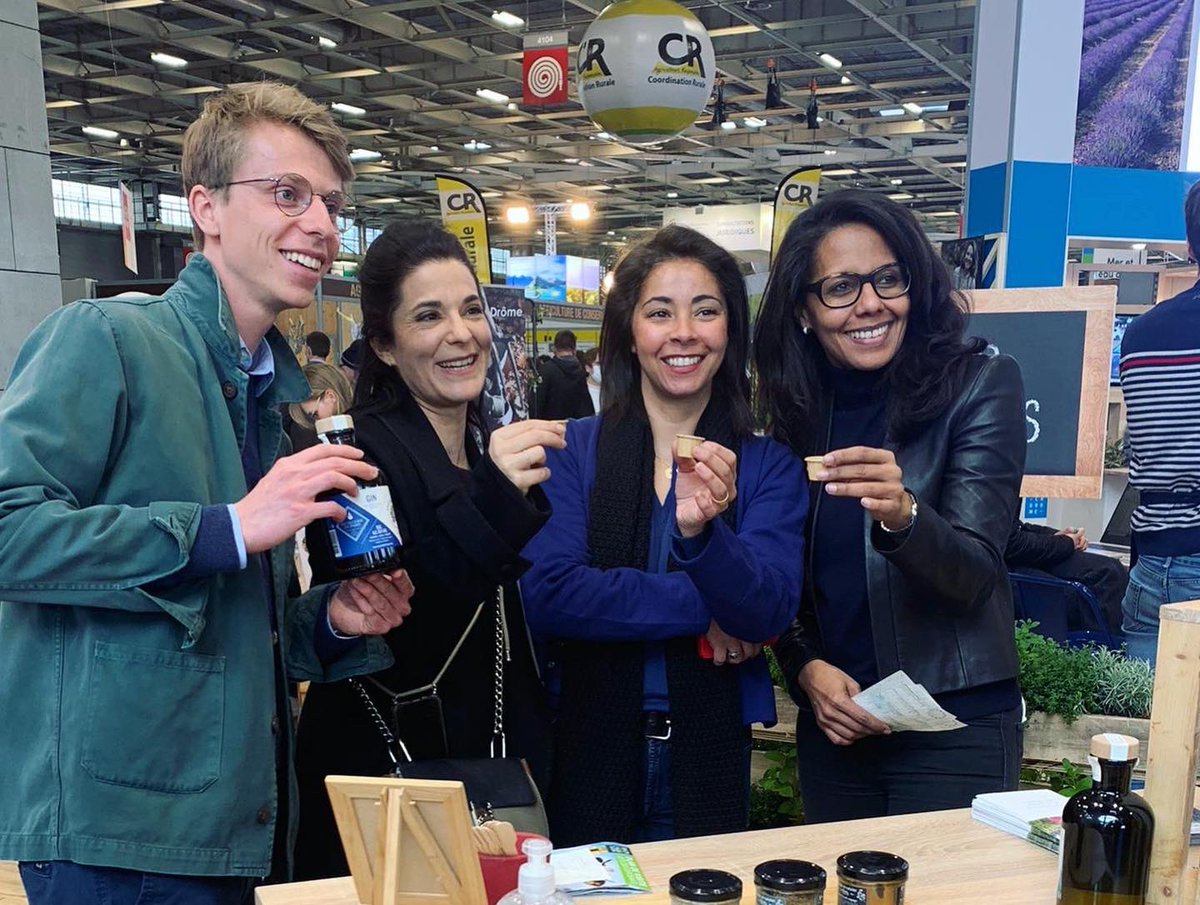 Merci à @afaf.gabelotaud et @olivia_polski pour leur passage sur le stand #AgricultureEtAlimentationDurable de @paris_maville au #SIA, à la rencontre de plusieurs nos producteurs et/ou #parisculteurs 🌸🥬🥕🌾 Copines ! 😉😍