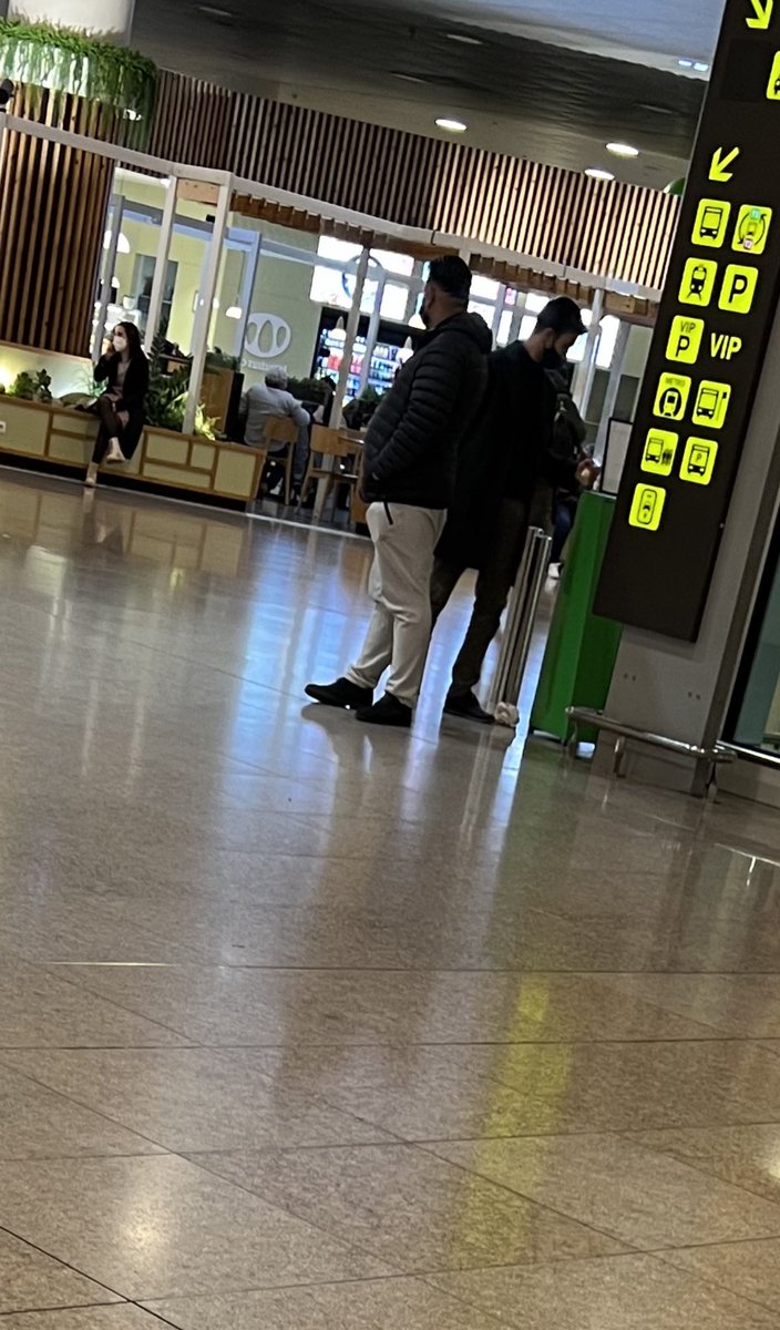 taxistandy's tweet photo. A la Terminal T1 de forma constant hi trobem pirates oferint “taxi” a turistes incauts… davant la passivitat del personal de seguretat i dels @mossos. Aquesta és la imatge que volem projectar de Barcelona? Es toleren aquestes pràctiques il·legals? @AMBtaxi @bcn_ajuntament @aena https://t.co/6t04s0pVfX