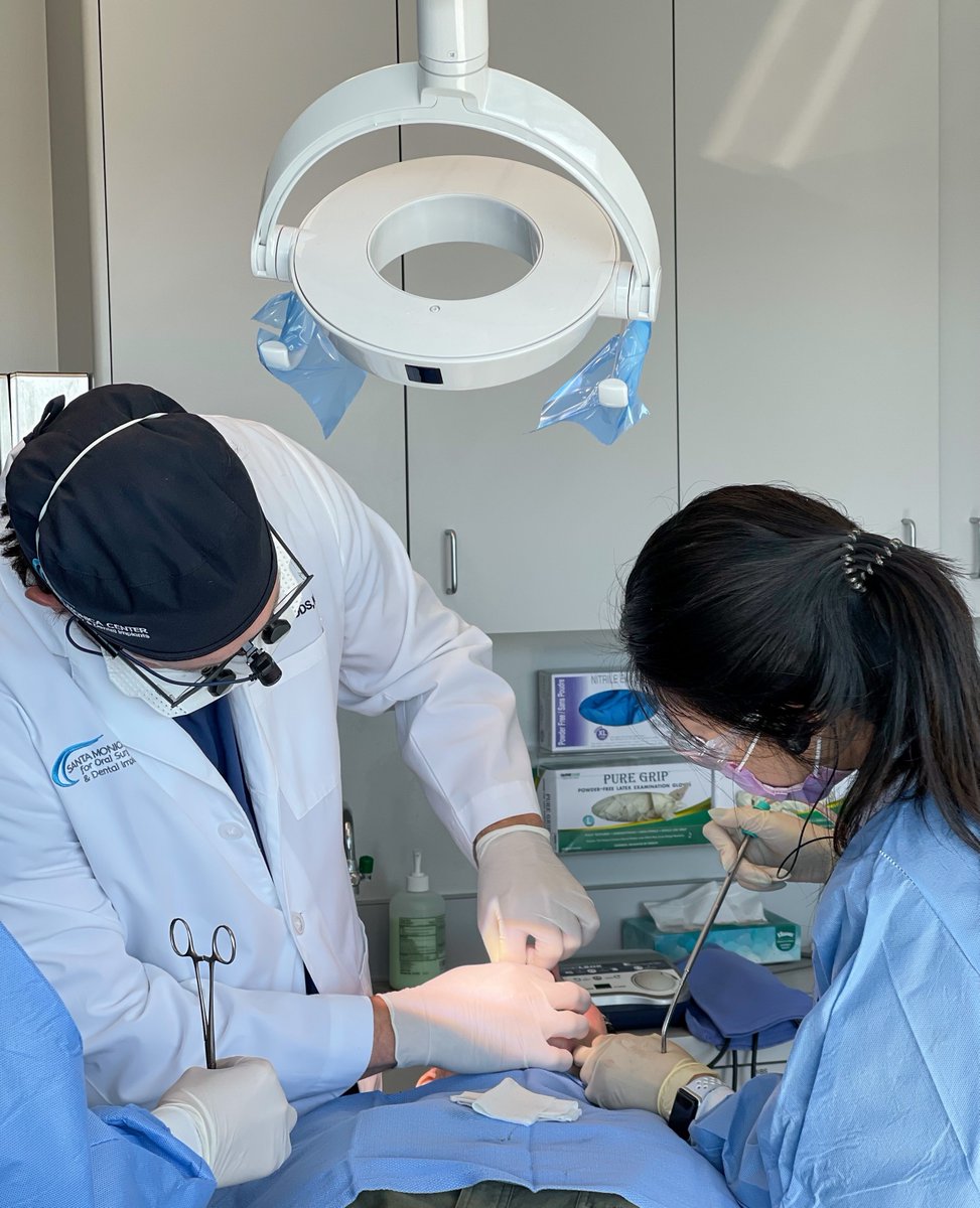 SantaMonicaOMS's tweet photo. Our surgeons are not only skilled medical professionals but mentors as well. We treat every opportunity, as an opportunity to learn and grow in our practice. #oralsurgerypractice #oms https://t.co/7UZaruJdd1