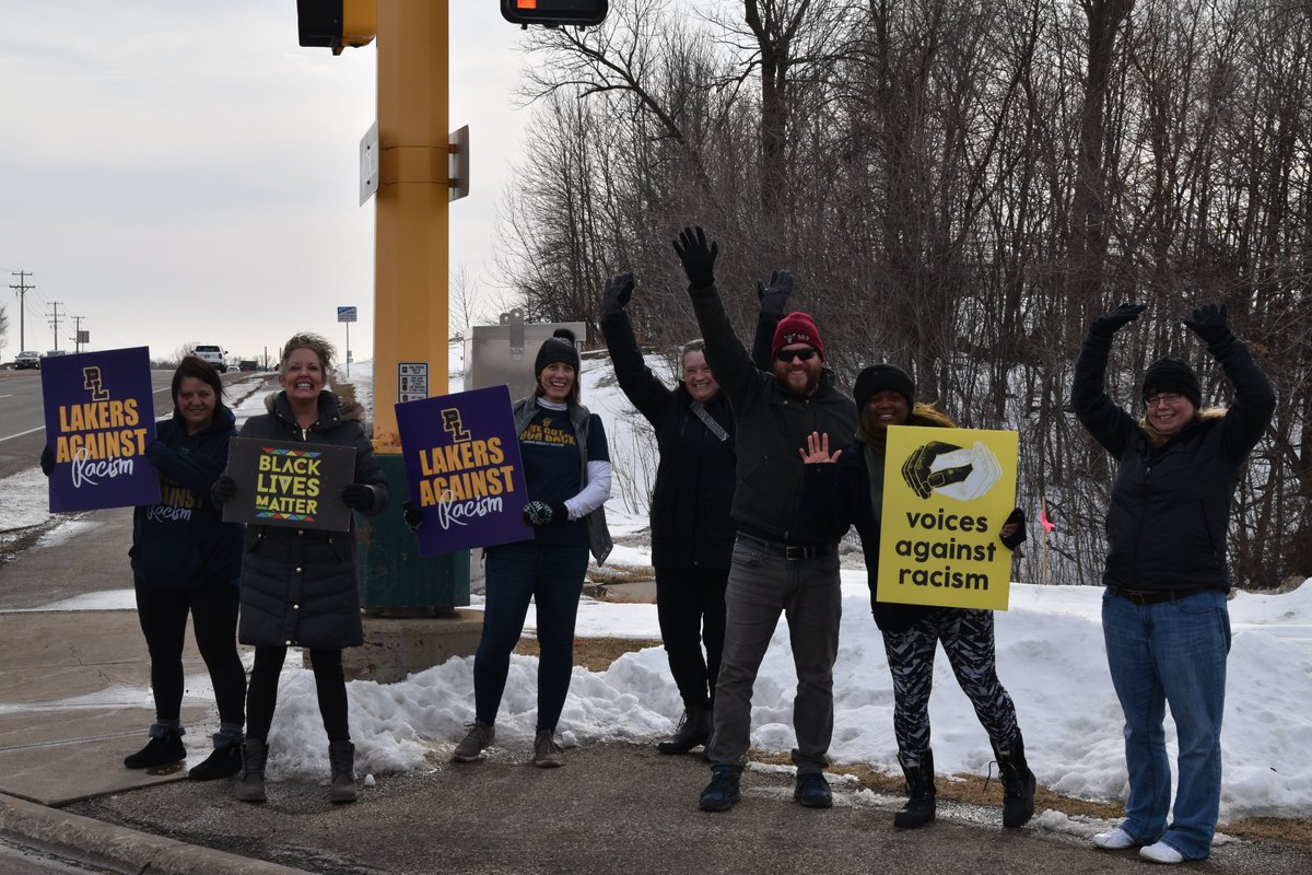 isd719's tweet image. We have such a caring PLSAS community! 💙💛

Parents and community members showed their support for PLHS students by holding signs and cheering as they exited school today! 

Their cheers were met with a lot of honking and waving from those passing by. 

#WeArePLSASAllIn