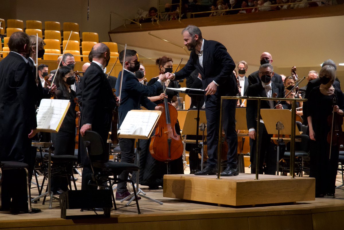 ocnesp's tweet photo. Un placer contar de nuevo con la presencia del compositor @FernandoBuide en el Auditorio Nacional, que subió a recibir los aplausos del público tras la interpretación de su obra 'Such Places as Memory'. 👏 https://t.co/nPS5YtGxVh