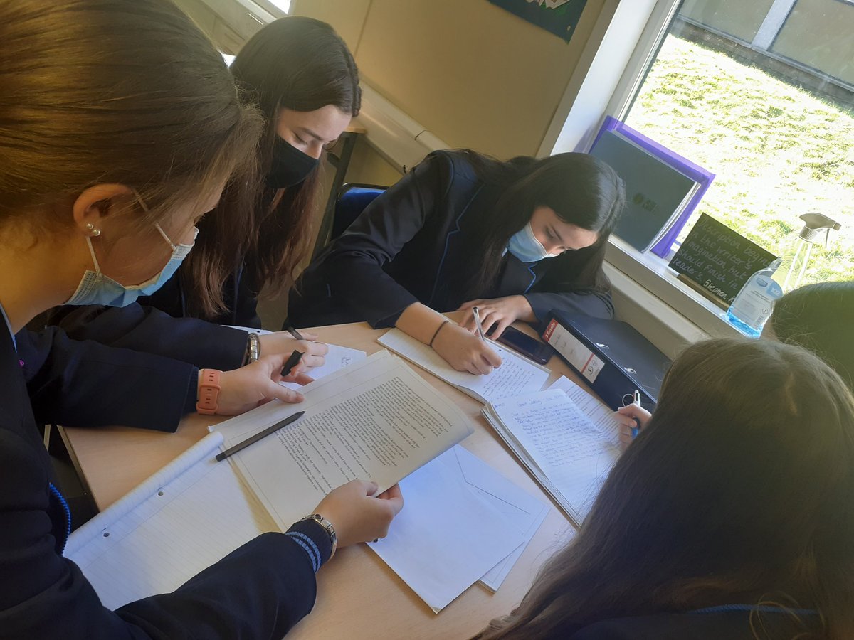 EngDeptSLG's tweet photo. Year 11 work in groups to analyse an extract from 'The Great Gatsby'. 🗣📝📖 https://t.co/b1wvq85nOY